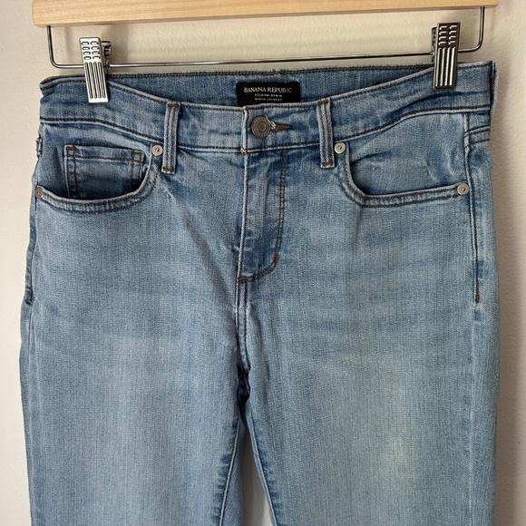 Banana Republic Premium Light Denim Girlfriend Mid-Rise Jeans | Size 27 - Picture 3 of 8